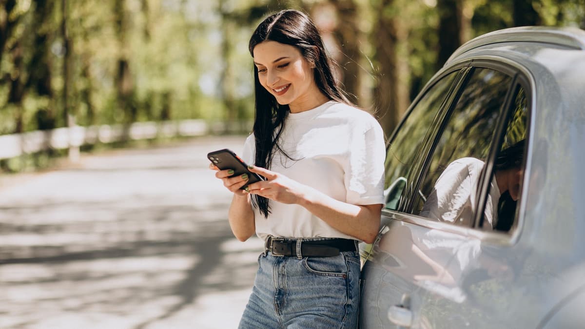 Driver calling a local repair shop from the map results on her phone